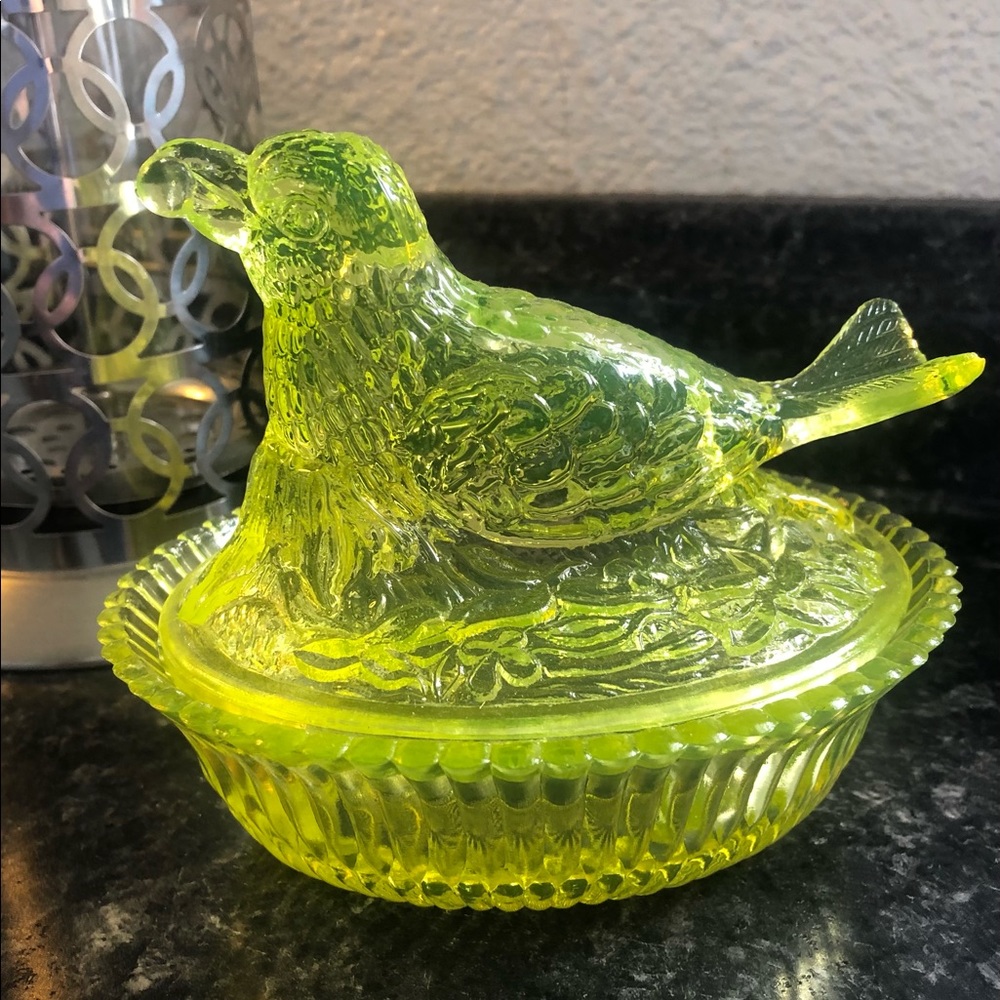 Rare find. Beautiful vintage uranium glass bird on a nest.